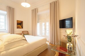 Superior Double or Twin Room | Minibar, in-room safe, desk, iron/ironing board - Villa Vasco da Gama (Cascais)