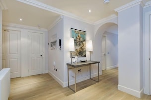 Deluxe kamer, 3 slaapkamers | 1 slaapkamer, een bureau, een strijkplank/strijkijzer, reisbedje