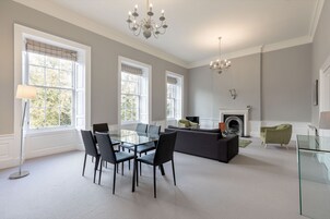 Appartement Classique, 2 chambres | Coin séjour | Télévision à écran plat de 50 pouces avec chaînes par câble, télévision