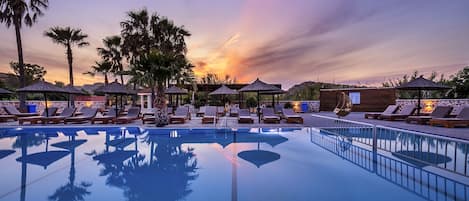 Outdoor pool, sun loungers