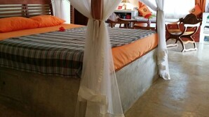A bedroom with a bed, a desk, and a chair. - Unawatuna Apartments (Unawatuna)