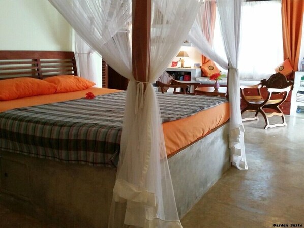 Un dormitorio con cama, escritorio y silla.