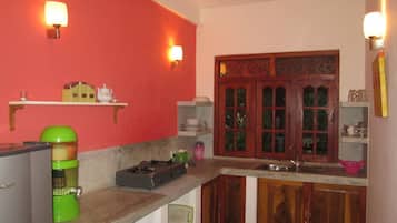 Departamento superior, 2 habitaciones | Cocineta privada | Parrilla de estufa, cafetera y tetera y tetera eléctrica