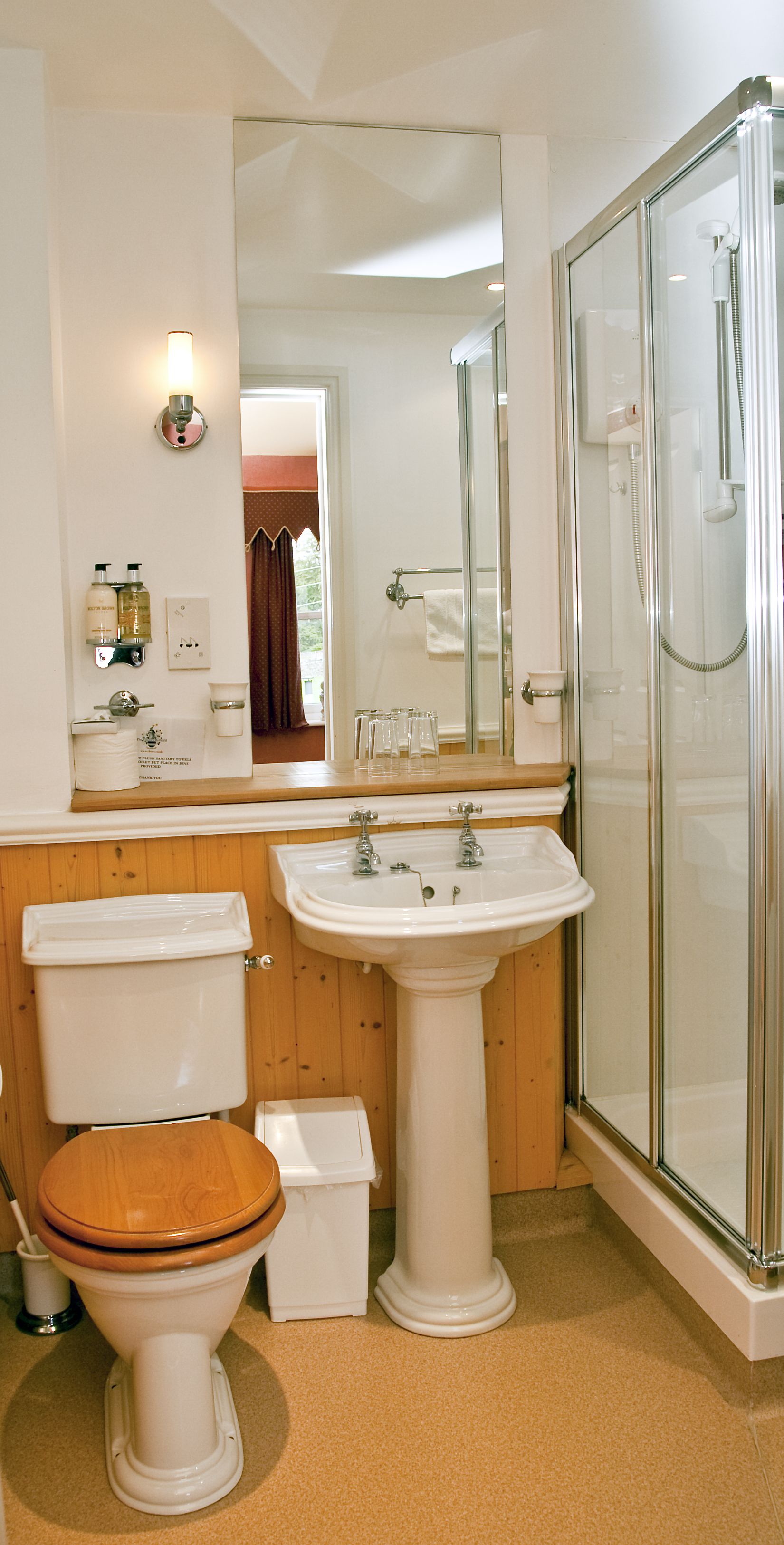 Un baño con inodoro, lavamanos y ducha.