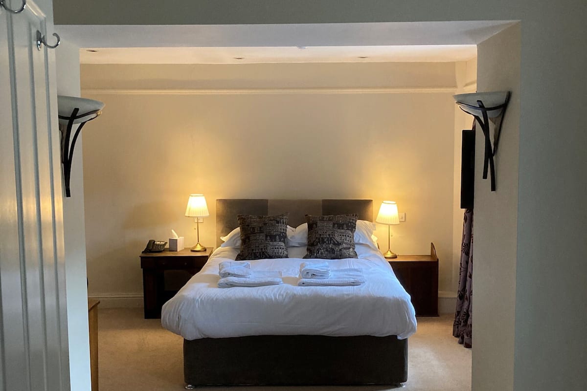 Habitación superior, 1 cama King size | Tabla de planchar con plancha, wifi gratis y ropa de cama