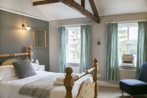 高级房, 1 张特大床 | 熨斗/熨板、免费 WiFi、床单