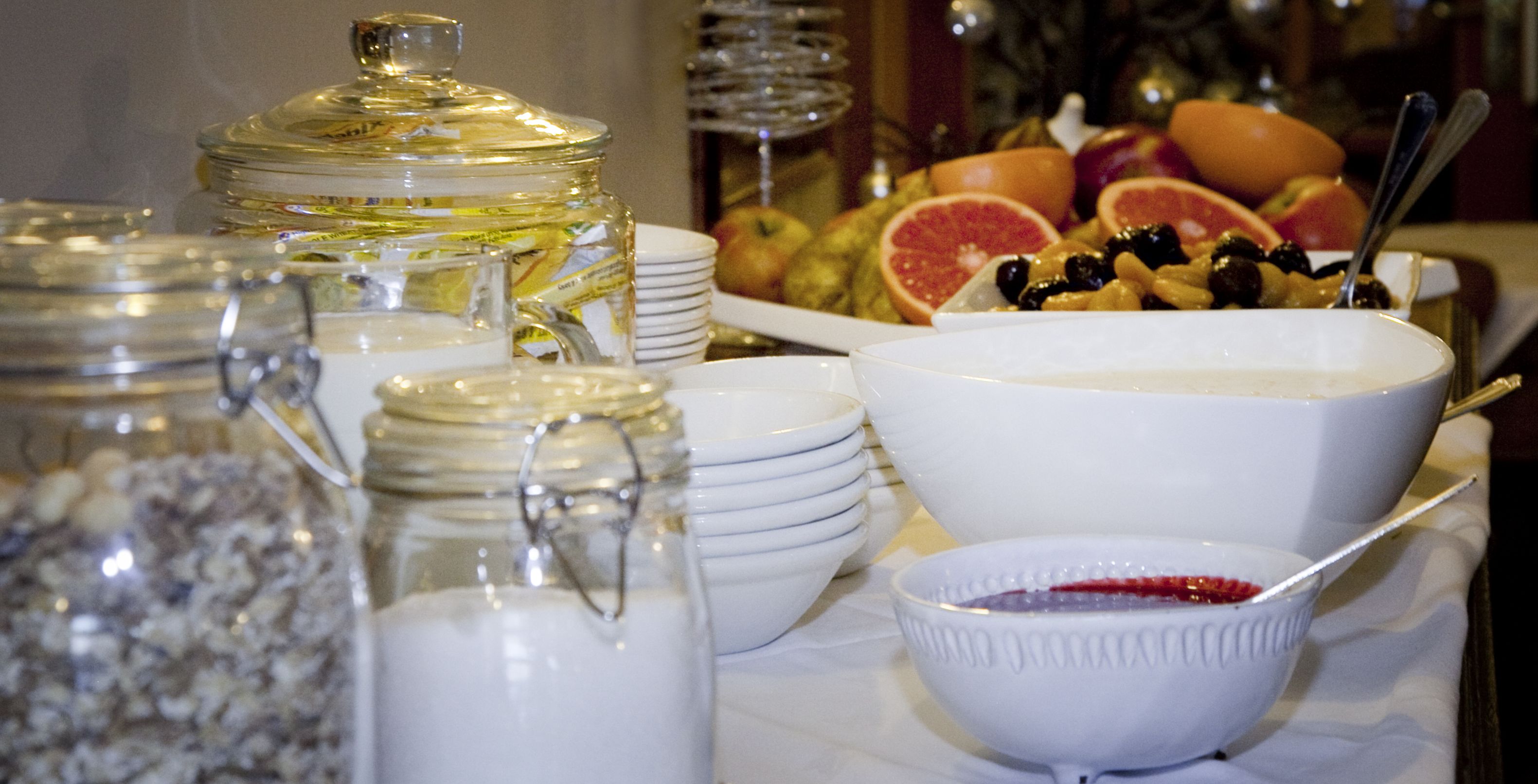 حيث تُقدم وجبات الإفطار، الغداء، العشاء، الأطباق المحلية