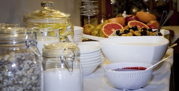 Se sirven desayunos, almuerzos y cenas; cocina local
