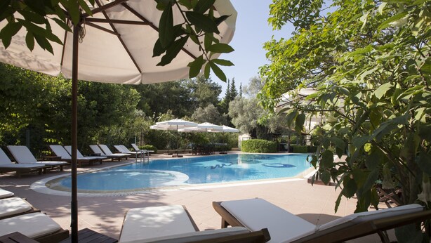 A pool area with lounge chairs and umbrellas. - Mr. Dim Exclusive Apart Hotel (Fethiye)