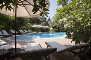 A pool area with lounge chairs and umbrellas. - Mr. Dim Exclusive Apart Hotel (Fethiye)