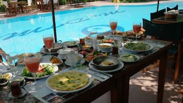 Se sirven desayunos, comidas, cenas y cocina turca