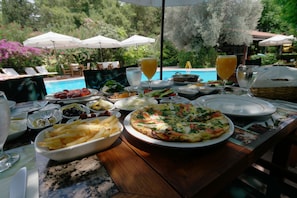 Breakfast, lunch and dinner served - Mr. Dim Exclusive Apart Hotel (Fethiye)