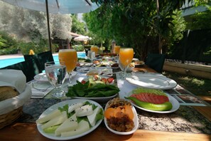Petit déjeuner, déjeuner et dßner servis sur place
