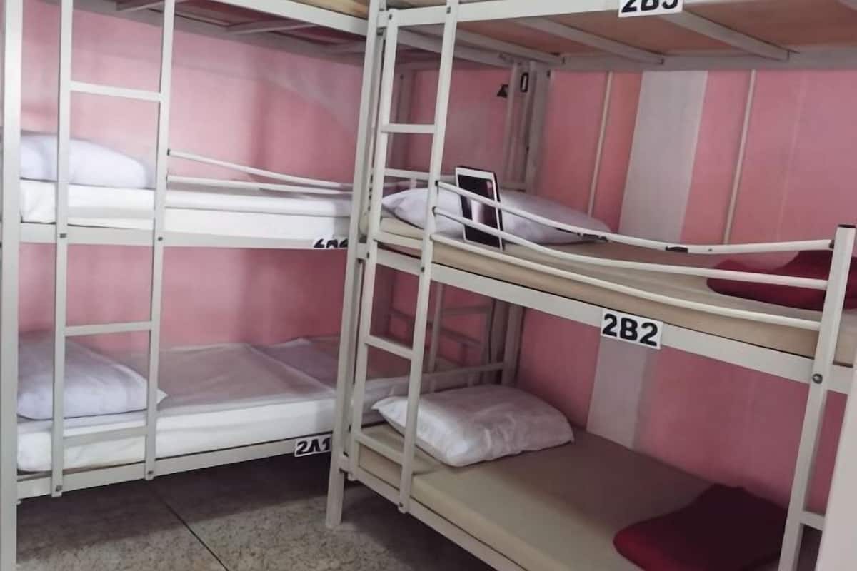 2 bedrooms, laptop workspace, WiFi (free), bed sheets