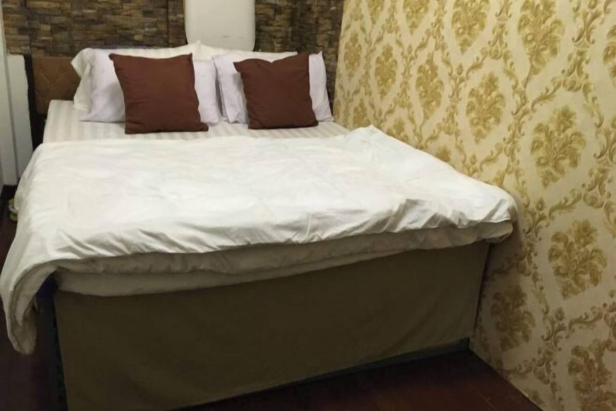 2 bedrooms, laptop workspace, WiFi (free), bed sheets