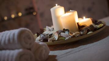 Una bandeja con velas y flores secas, evocando un ambiente de spa o relajación.