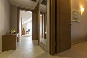 Suite | Minibar, caixa forta a l'habitació i escriptori 