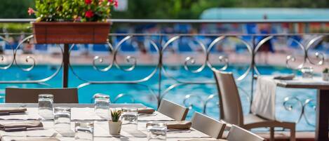 Déjeuner et dßner servis sur place, vue sur la piscine
