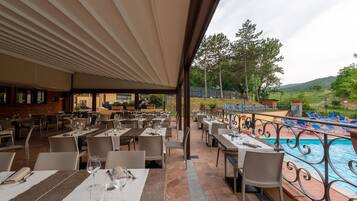 Mittagessen, Abendessen, Pizza, Blick auf den Pool