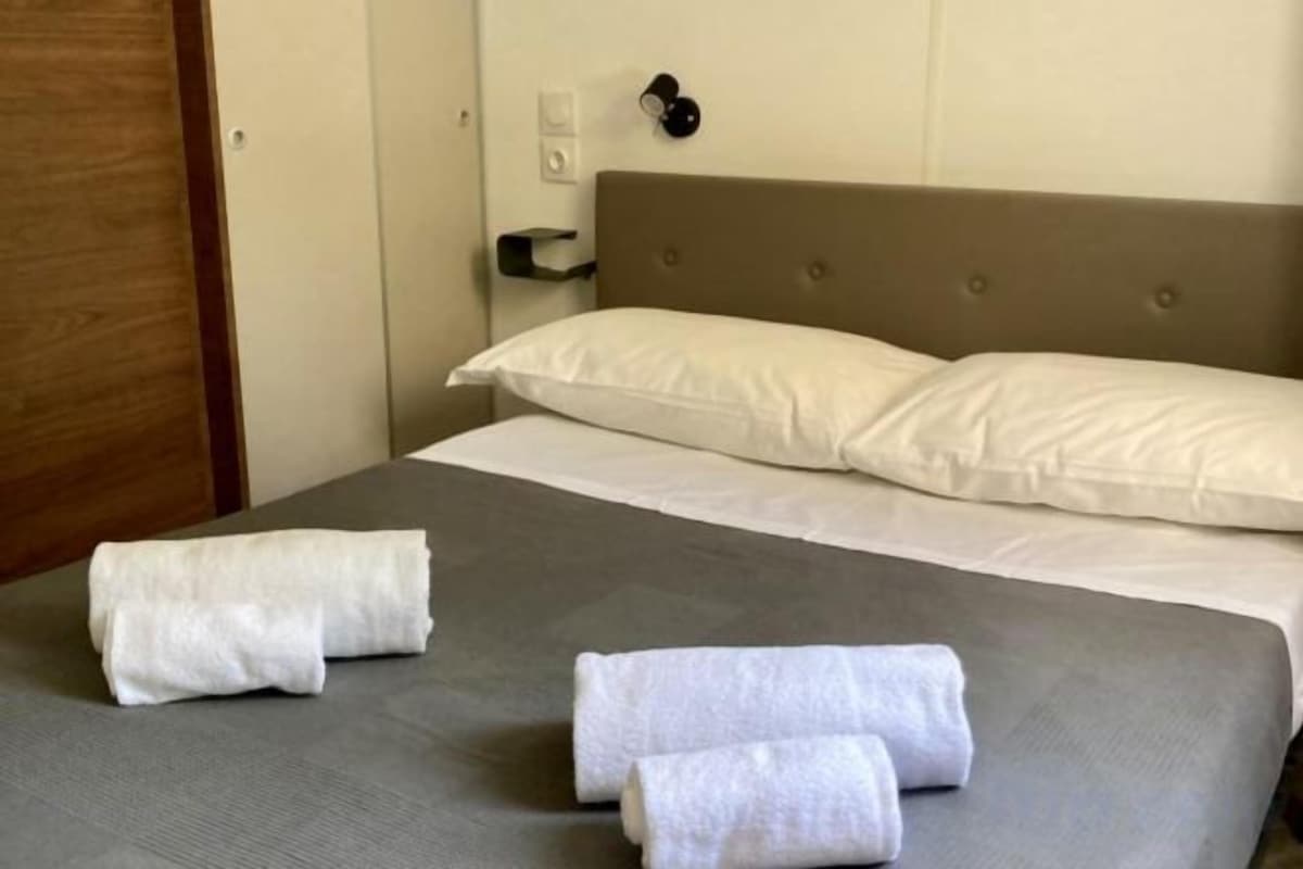 Iron/ironing board (on request), bed sheets