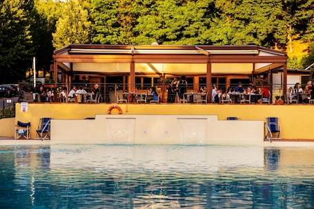 Piscina stagionale all'aperto, ombrelloni da piscina, lettini. Camping Village Mugello Verde