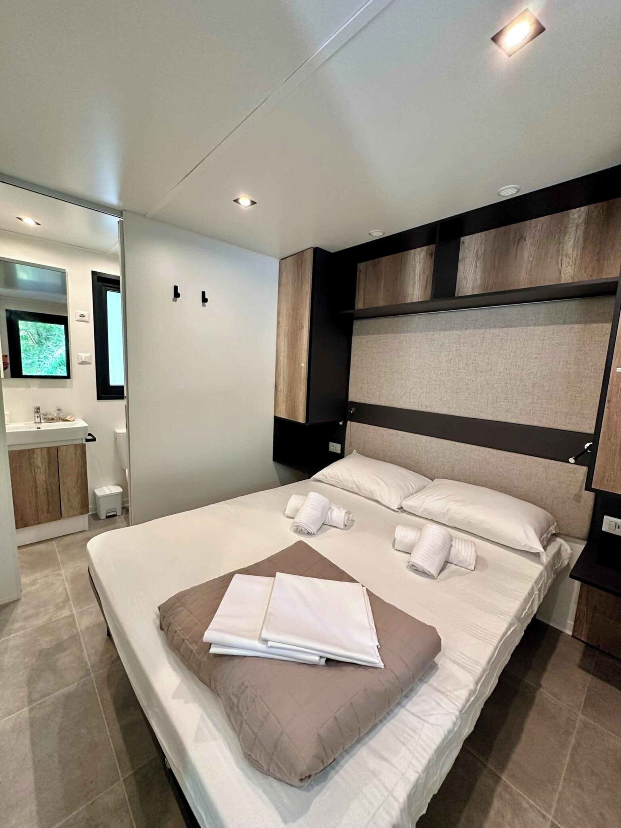 Casa mobile Deluxe, 2 camere 2 bagni | Iron/ironing board, bed sheets