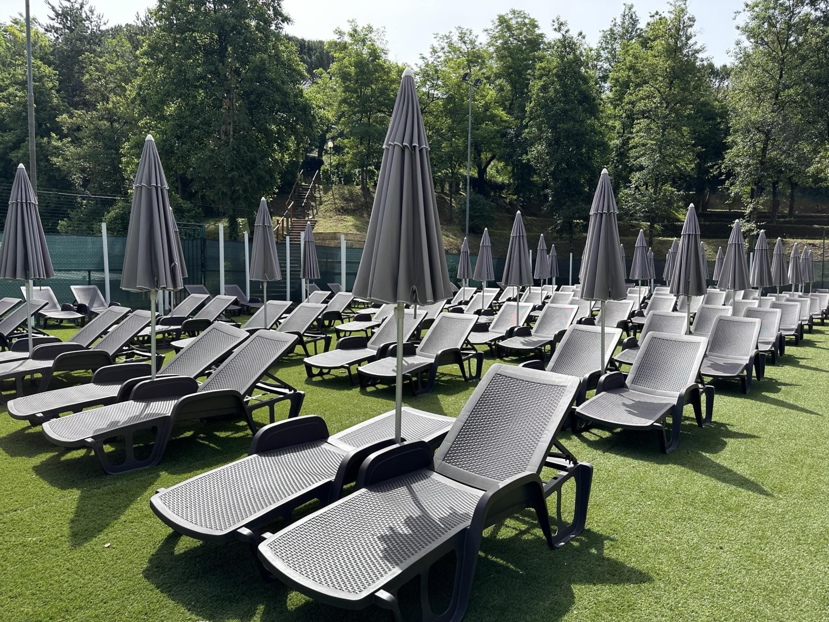 季節限定屋外プール、 営業時間 10:00 ～ 20:00、プール パラソル、サンラウンジャー