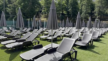 Sesongbasert utendørsbasseng, bassengparasoller og solsenger