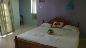 Quarto standard, 1 cama de casal | Cofres nos quartos, escrivaninha, ferros/tábuas de passar roupa