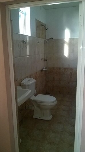 Quarto standard, 1 cama de casal | Banheiro | Chuveiro, produtos de toalete grátis, roupões de banho, toalhas de banho