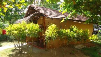 Kamar Double Basic, 1 Tempat Tidur Double, pemandangan samudra, tepi pantai | 1 kamar tidur, brankas, meja kerja, dan setrika/meja setrika