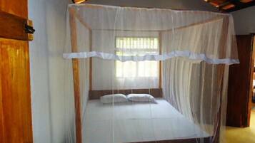 1 kamar tidur, brankas, meja kerja, dan setrika/meja setrika