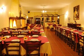 供应早餐和晚餐，地方菜