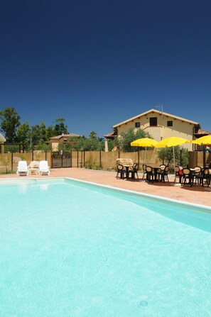Piscine extérieure (ouverte en saison), parasols de plage