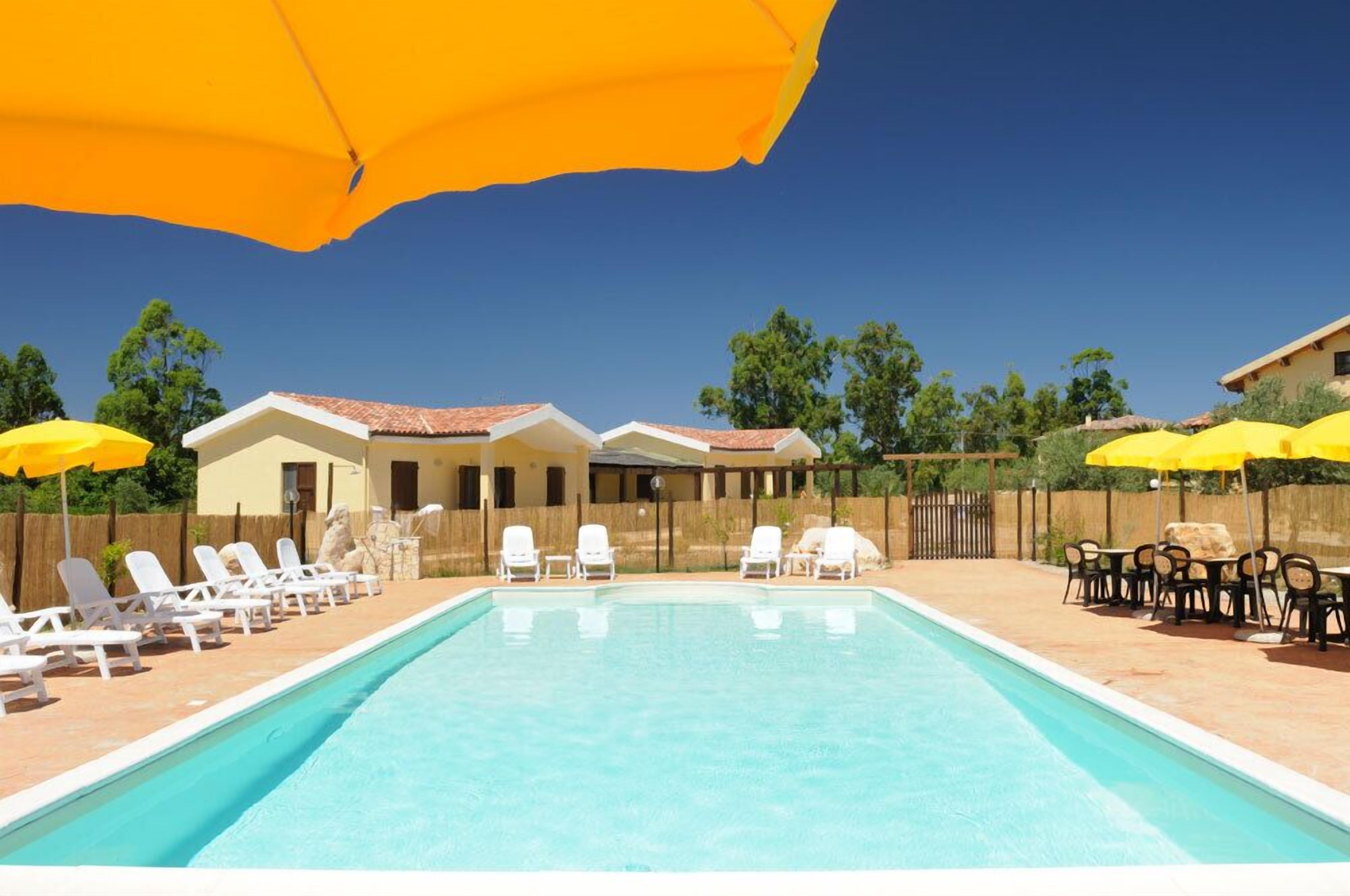 Piscine extérieure (ouverte en saison), parasols de plage