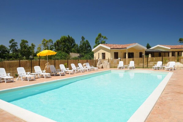 Außenpool (je nach Saison geöffnet), Sonnenschirme, Liegestühle