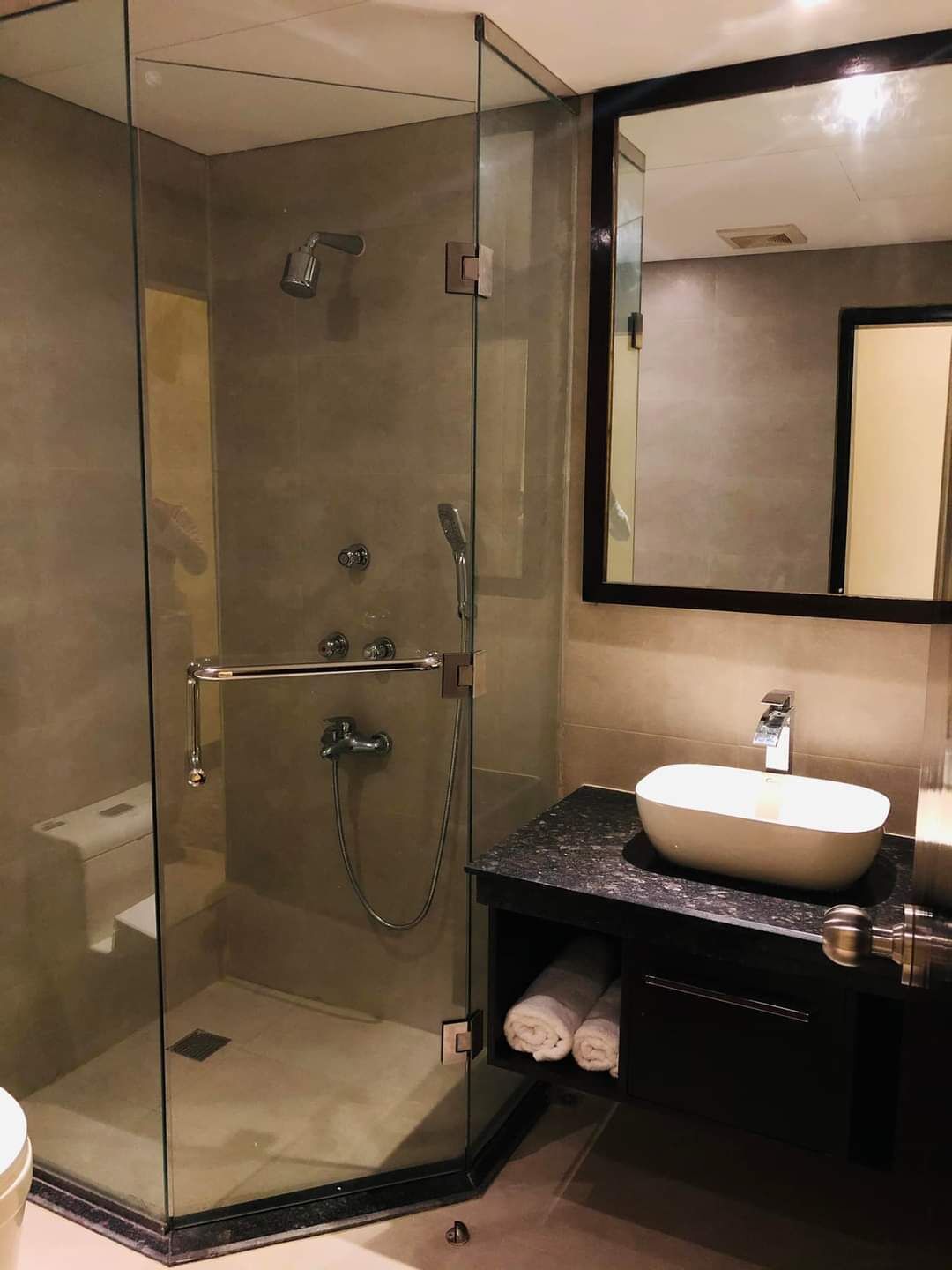 Standard Apartment, 1 Double Bed, Kitchenette, City View | Bathroom | Free toiletries, slippers, towels