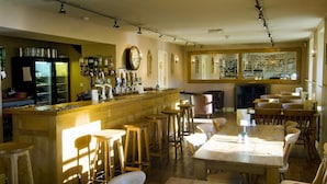 Bar (trong khuôn viên)
