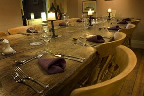 Aperto a colazione, pranzo e cena, cucina locale 