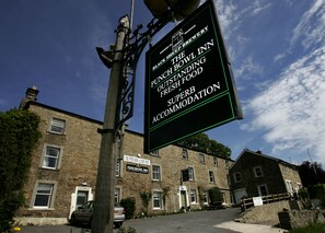 A sign for The Punch Bowl Inn advertising fresh food and superb accommodation. - The Punch Bowl Inn (Richmond)