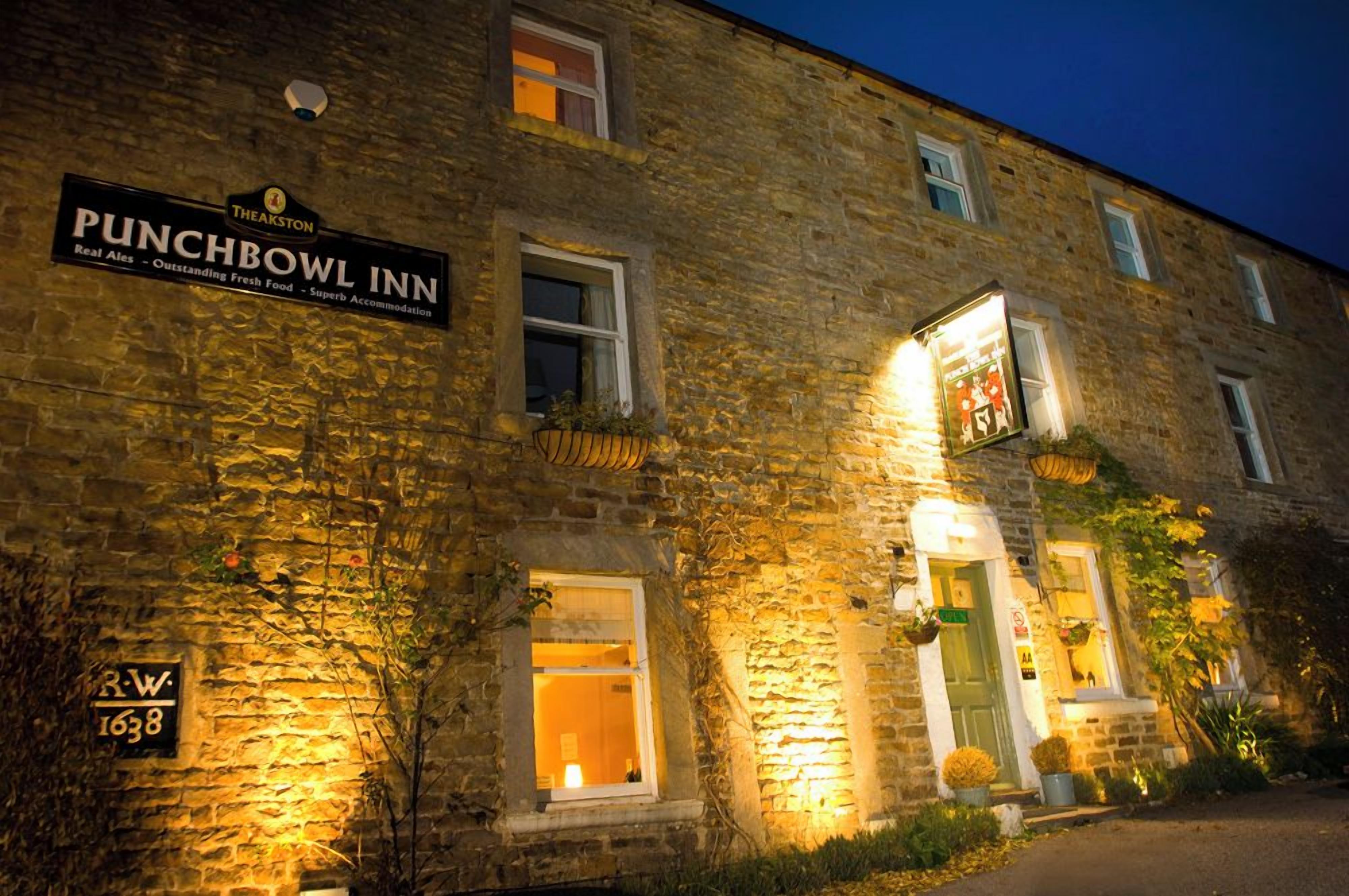 Un edificio de piedra con un cartel que indica 'Punchbowl Inn', señalando que es un hotel.