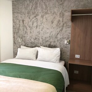 Cortinas blackout, tabla de planchar con plancha y wifi gratis 