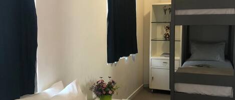 Superior fyrbäddsrum - privat badrum | Mörkläggningsgardiner, strykjärn/strykbräda och gratis wi-fi