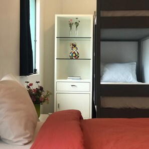 Cortinas blackout, tabla de planchar con plancha y wifi gratis 