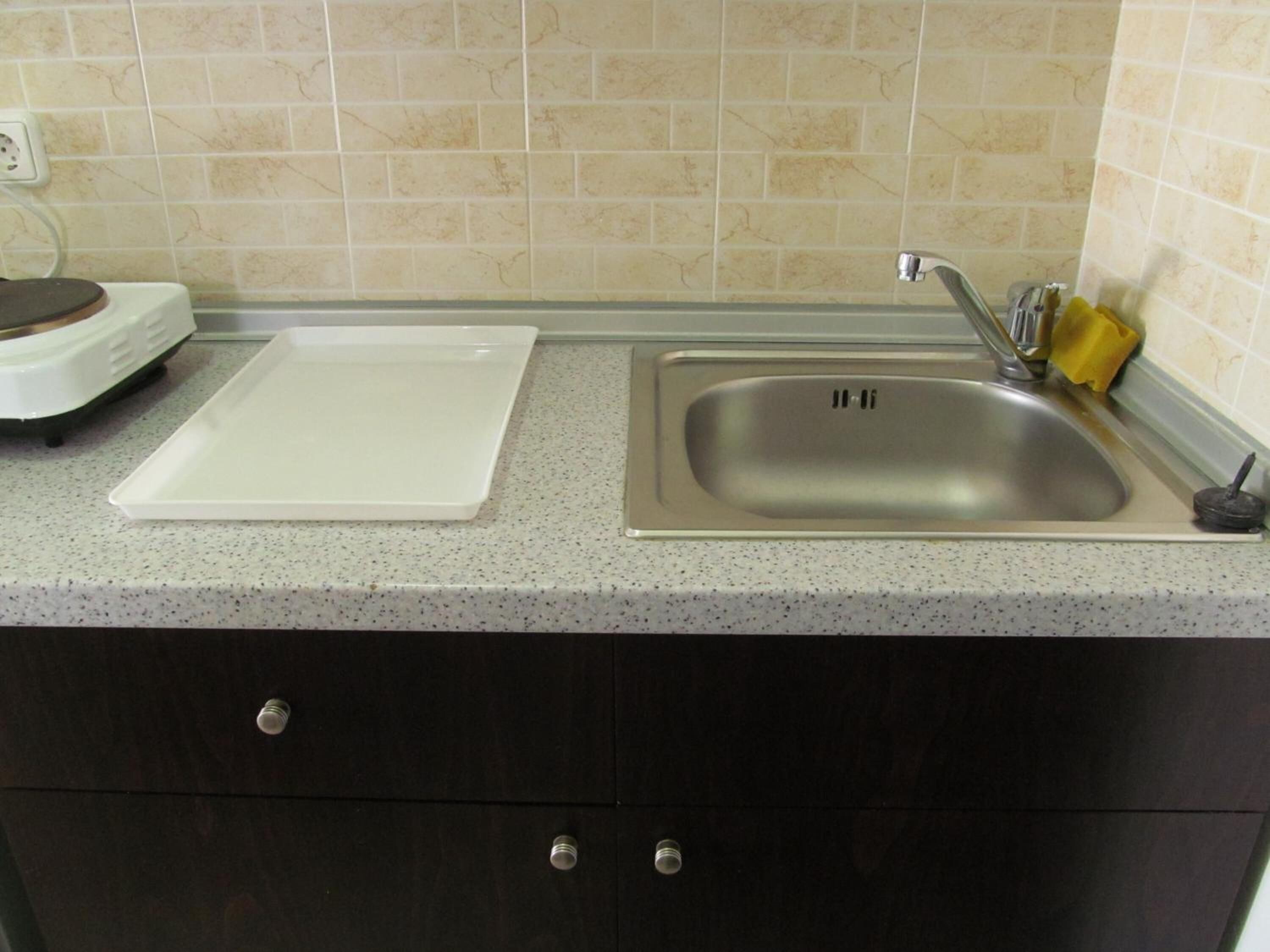 fridge, coffee/tea maker, electric kettle