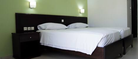 Zimmersafe, Bügeleisen/Bügelbrett, kostenlose Babybetten, Zustellbetten