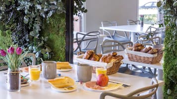 Petit déjeuner buffet (9.50 EUR par personne)