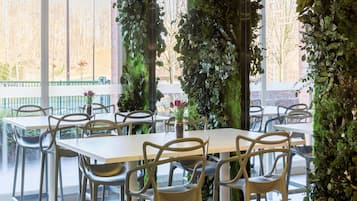 Se ofrece un desayuno bufé todos los días (por un coste adicional)