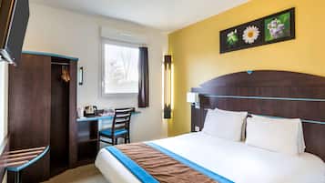 Desk, soundproofing, iron/ironing board, free WiFi