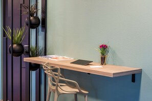 A modern workspace with a wooden desk, a chair, and potted plants. - Sure Hotel by Best Western Saint-Amand-Les-Eaux (Saint-Amand-les-Eaux)